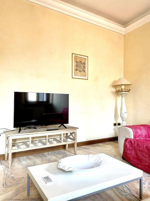 Apartment Under The Basilica Of Sant'Andrea มานโตวา ภายนอก รูปภาพ