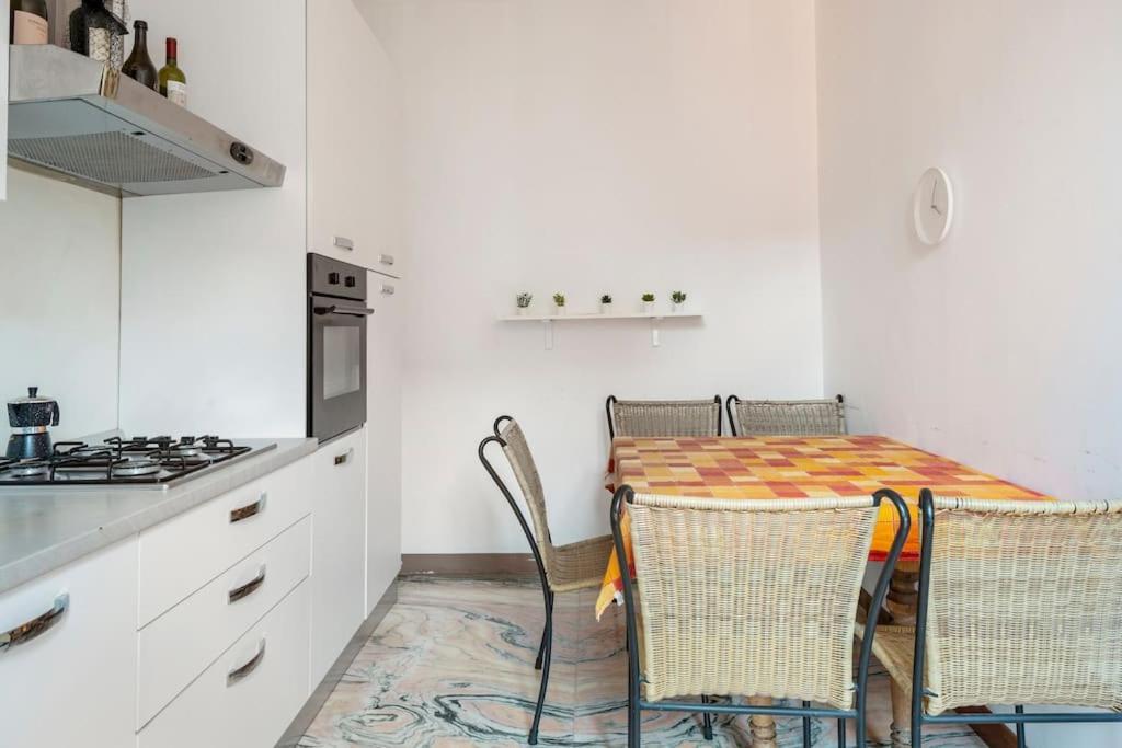 Apartment Under The Basilica Of Sant'Andrea มานโตวา ภายนอก รูปภาพ