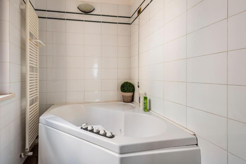 Apartment Under The Basilica Of Sant'Andrea มานโตวา ภายนอก รูปภาพ