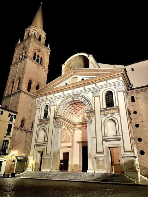 Apartment Under The Basilica Of Sant'Andrea มานโตวา ภายนอก รูปภาพ