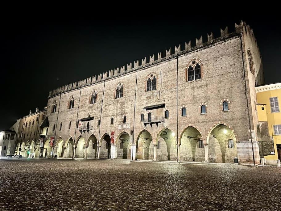 Apartment Under The Basilica Of Sant'Andrea มานโตวา ภายนอก รูปภาพ