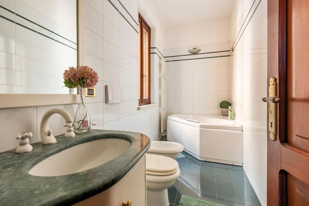 Apartment Under The Basilica Of Sant'Andrea มานโตวา ภายนอก รูปภาพ