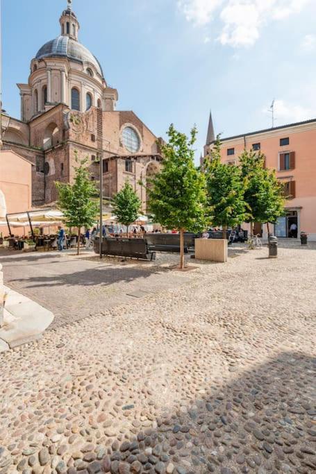 Apartment Under The Basilica Of Sant'Andrea มานโตวา ภายนอก รูปภาพ