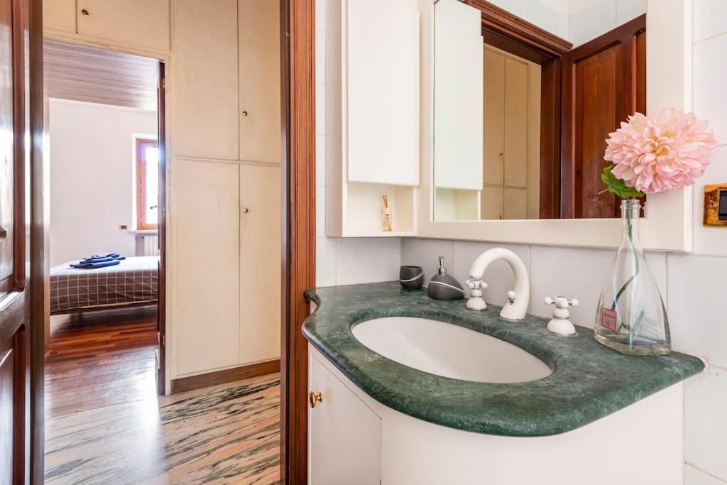 Apartment Under The Basilica Of Sant'Andrea มานโตวา ภายนอก รูปภาพ