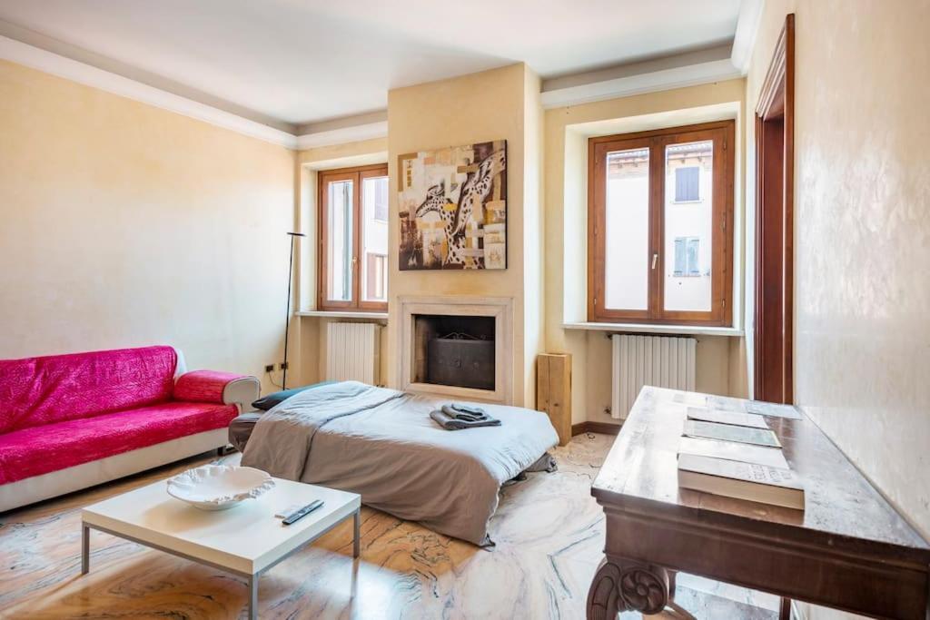 Apartment Under The Basilica Of Sant'Andrea มานโตวา ภายนอก รูปภาพ