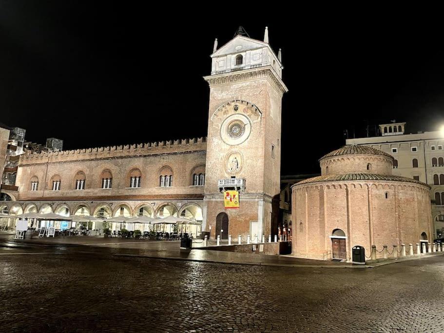 Apartment Under The Basilica Of Sant'Andrea มานโตวา ภายนอก รูปภาพ