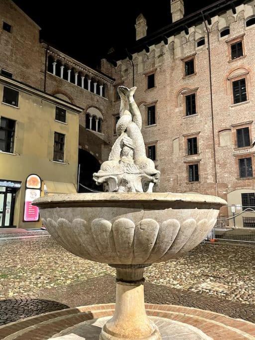 Apartment Under The Basilica Of Sant'Andrea มานโตวา ภายนอก รูปภาพ